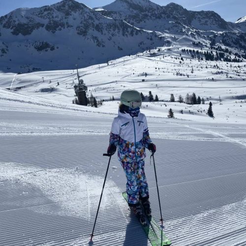 Skikind auf der Sonnigen Piste am Obertauern
