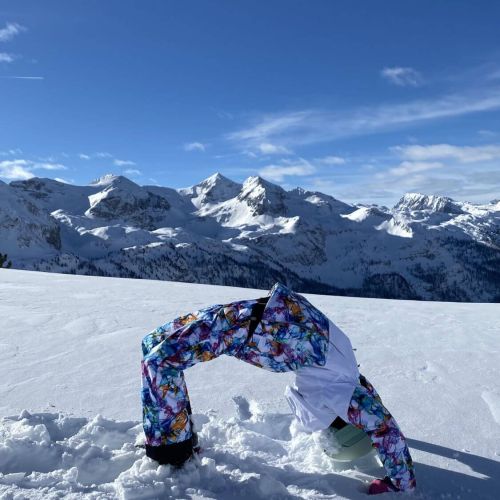 Ski-Kind turnt auf den Bergen am Oberntauern