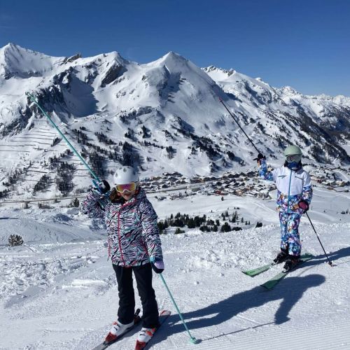 Zwei Skikinder auf der Sonnigen Piste am Obertauern