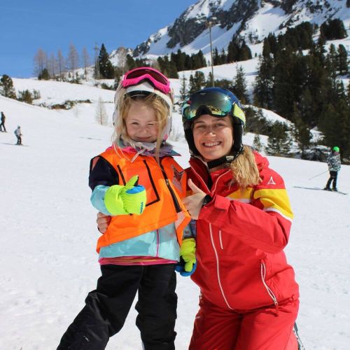 Junge Skischülerin mit der Skilehrerin der Skischule Krallinger auf der Piste