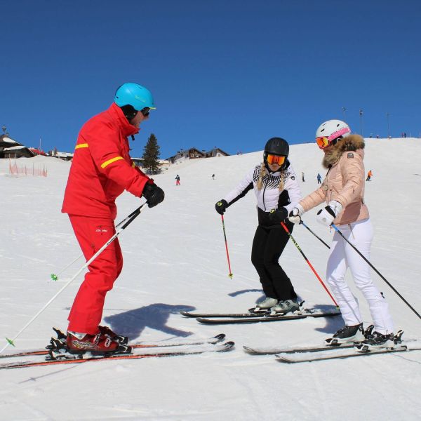 Unterricht mit 2 Schülerinnen und einem Skilehrer der Skischule Krallinger auf der Piste am Obertauern